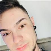 Entrenador de natación imparte clases a niños mayores de 12 años